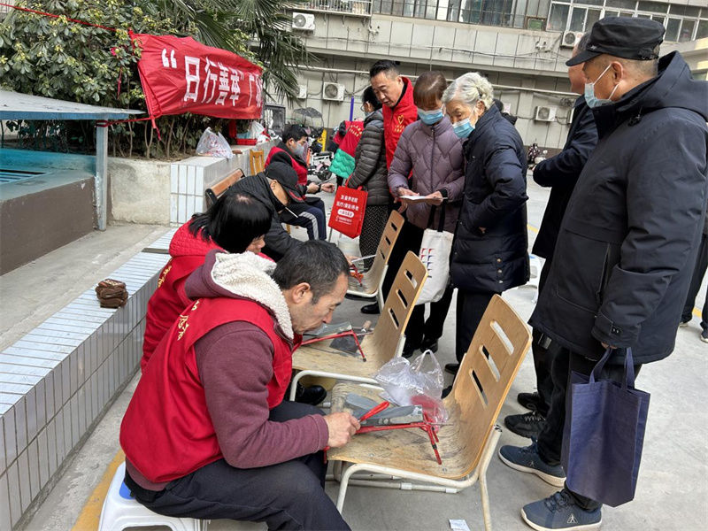 人民大廈黨委聯(lián)合廣場社區(qū) 開展義務(wù)理發(fā)志愿活動