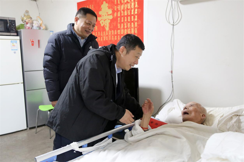 齊渭波春節(jié)前走訪慰問困難黨員